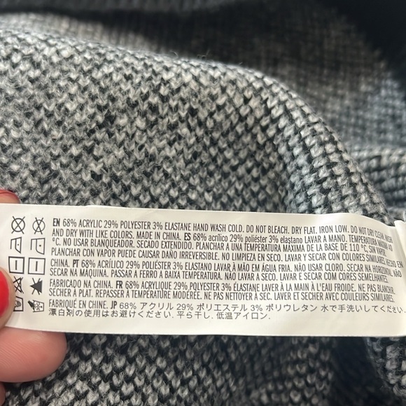 Forever 21 Men’s Black and White Sweater Paisley Print Size Medium Long Sleeve - Picture 7 of 8